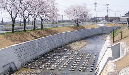 環境に配慮した河川護岸工